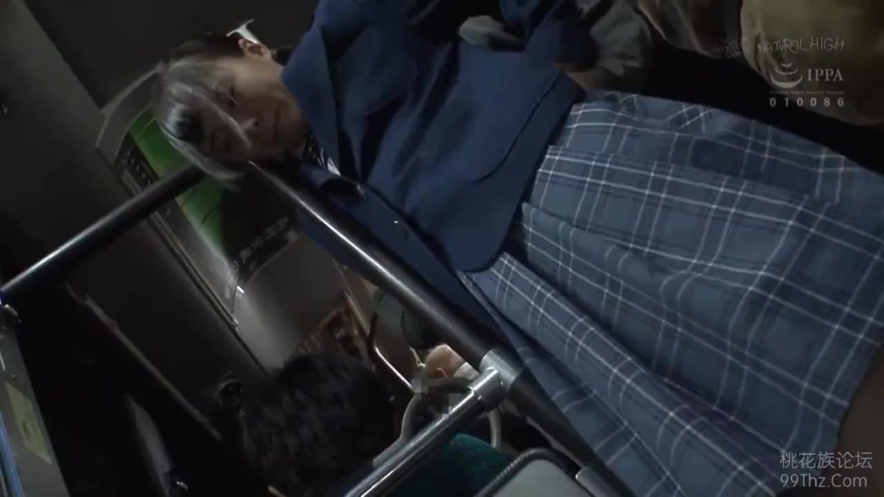 《痴漢》『なんで私が……』バスの中で制服姿の清楚JKに手マンレイプ